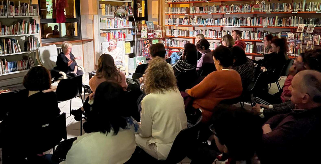 Un pubblico di affezionati lettori ha assistito ieri sera, per gli Incontri con l'autore in biblioteca, alla conversazione con la scrittrice Eleonora Sottili Un pubblico di affezionati lettori ha assistito ieri sera, per gli Incontri con l'autore in biblioteca, alla conversazione con la scrittrice Eleonora Sottili